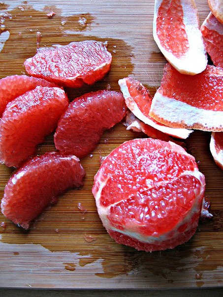 Вырежьте сегменты грейпфрута. Делайте это над миской, чтобы сохранить сок.
