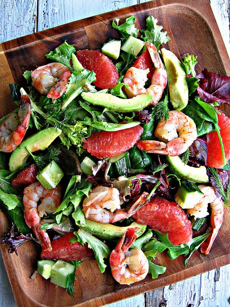 Нарвите листья салата на широкую тарелку, выложите на них остальные ингредиенты, полейте заправкой.  Готово. Приятного аппетита!