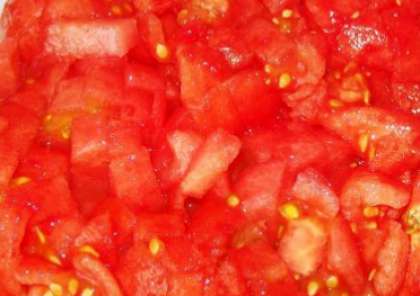 Затем помидоры следует помыть и обсушить. Опустите томаты на несколько секунд в кипяток. Снимите с них кожицу. Потом порежьте помидоры на кубики (мелко).