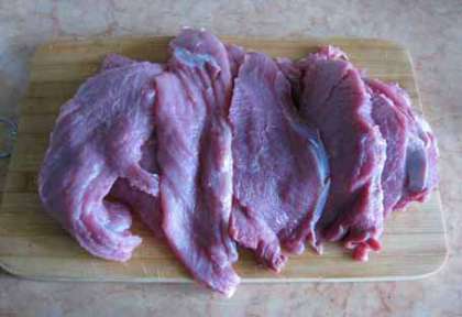Филе свинины промойте в проточной воде, удалите лишний жир и прожилки. Мясо свинины мягкое, поэтому отбивать его не нужно.