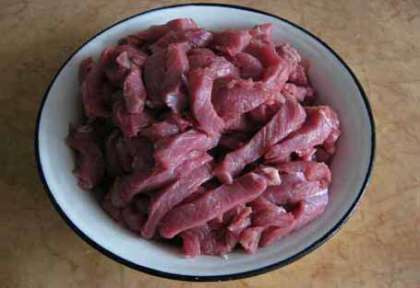 Нарежьте свинину соломкой длиной примерно 6-7 сантиметров, толщиной 1 сантиметр.