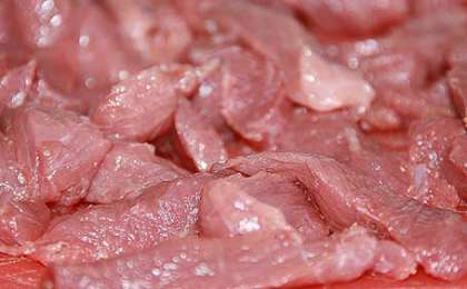 Промойте говядину под проточной водой, удалите прожилки. Острым ножом аккуратно разрежьте мясо поперек волокон кусочками толщиной 5 мм. После этого мясо нужно слегка отбить и нарезать соломкой, длиной примерно 6 сантиметров.