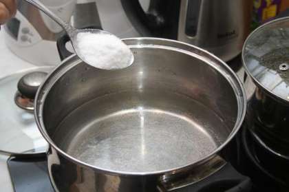 Затем солим воду и добавляем в нее одну столовую ложку масла.