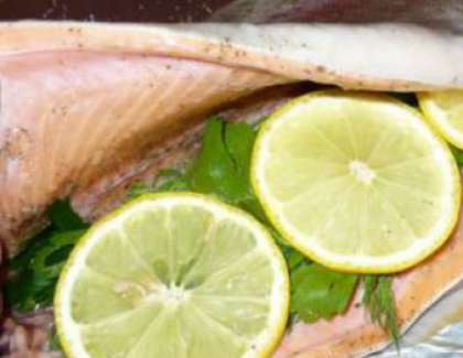 Зелень петрушку следует помыть и обсушить. Затем смещать ее с оставшимся лимоном, а затем выложить «начинку» во внутрь рыбы.