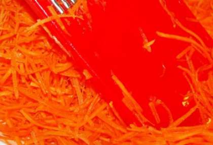 Морковь также вымойте и обсушите (на салфетке). Затем натрите корнеплод на терке для корейской моркови.