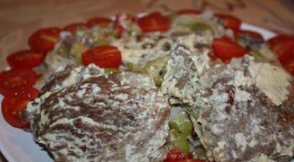 Подавать стейки из телятины следует в порционных тарелках с помидорами черри и листьями салата. 