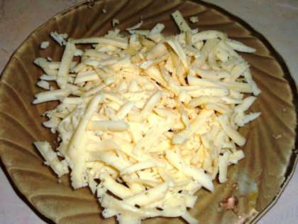 Для этого салата отлично подойдет сыр твердых сортов. Его нужно натереть на крупной терке. Свеклу нужно очистить и также натереть на крупной терке. Учитывая, что корнеплод используется в сыром виде, лучше натереть его на мелкой терке.