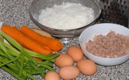Итак, приготовление салат нужно начинать с отваривания овощей и риса. Для этого нужно в отдельной кастрюле отварить морковь и яйца. Морковь варить не менее получаса, затем остудить, очистить и натереть на крупной терке.