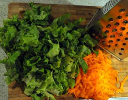 Все ингредиенты нужно помыть. Листья салата можно крупно нарезать или порвать руками. Уложить в глубокую миску. Далее морковь нужно натереть на крупной терке и также отправить в миску с салатом.