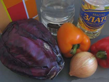 Для приготовления этого салата мы берем один кочан красной капусты. Что касается лука, то можно брать обыкновенный репчатый лук, а лучше одну красную луковицу, которая не имеет горького вкуса и вполне подходит для салатов.