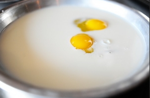 Далее возьмите глубокую емкость, в которой нужно смешать молоко и яйца, а потом взбейте вилкой либо венчиком. В другую насыпьте муку и добавьте соль и перец. Перемешайте. После этого приготовленные куски куриного мяса следует обмакнуть и обвалять дважды в таком порядке: сначала в 1 мисочку (молоко плюс яйца), а потом во вторую (мука плюс соль с перцем).