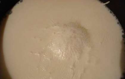 В оставшемся молоке варим манную кашу, для этого насыпаем манку в молоко, слоем 0,5 см, накрываем сверху снятыми пенками, затем следующий слой также. Так несколько слоев.