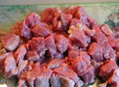 Мясо говядины хорошо помойте. Выложите его на бумажное полотенце, и дайте ему чуть обсохнуть.  Затем порежьте мясо на маленькие кусочки. Так они быстрее приготовятся.