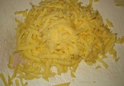 Затем нужно кусочек твердого сыра потереть на терку (мелкую), для верхнего слоя.