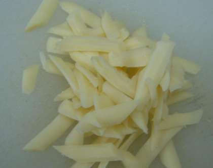 Затем переходите к сыру. Можете выбирать сорт поострее. Сыр натрите на терку (мелкую).