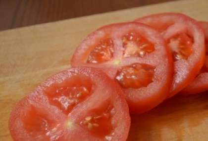 Возьмите и помойте помидоры, затем хорошо обсушите их. Порежьте каждый томат колечками.