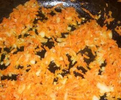 Возьмите морковь и почистите ее. Помойте, а затем обсушите. Натрите морковь на крупную терку. Разогрейте сковороду с некоторым количеством растительного масла. Выложите натертую морковь и пассируйте на среднем огне минут пять-семь. Остудите готовую морковь.