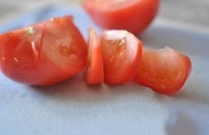 Вымыть нужно томаты, а потом обсушить. Когда они обсохнут, нарежьте их полукольцами (тонко).
