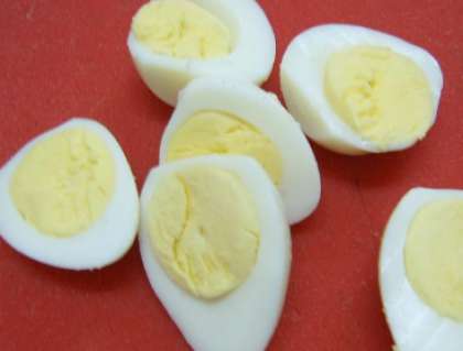 Для начала нужно сварить перепелиные яйца. В небольшую кастрюлю положите яйца и залейте водой. После ее закипания варить яйца следует не дольше трех минут на умеренном огне. После этого, перепелиные яйца погрузите в холодную воду на 5-7 минут, а потом очистите их от скорлупы. Нарежьте яйца дольками, можно просто на двое перерезать.