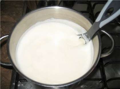 Проверяем молоко, если оно закипело, надо добавить соль и сахар по вкусу.