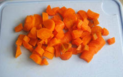 Морковь следует помыть и отварить в кожуре до готовности. Затем ее нужно остудить. После того как морковь остынет, снимите кожицу и нарежьте кубиками (средними).