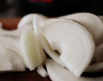 Затем очищенный лук нужно вымыть и обсушить (выложите его на бумажную салфетку). Разрежьте луковицу пополам, а потом накрошите полукольцами.