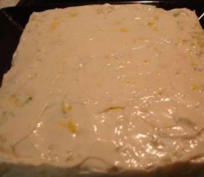 Возьмите салатник с бортиками из картошки. Во внутрь выложите свинину плюс майонез, сверху слой обжаренного лука с майонезом. Потом сыр на терке, майонез, огурцы, майонез. Для тех, кто любит поострее, в сыр можно добавить чеснок. У вас в конце должно получиться форма торта.