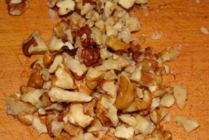 Грецкие орехи очистите от скорлупы и перепонок. В разогретую сковороду налейте масла (растительного или оливкового). Грецкие орехи нужно обжарить, но не пересушить.