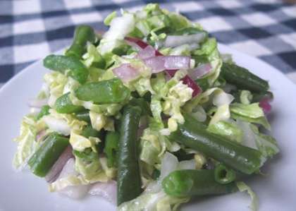 Получается очень интересный, освежающий и полезный овощной салат, который можно подавать к любому блюду. Салат также станет отличным блюдом для тех, кто следит за своим весом и считает каждую калорию. 