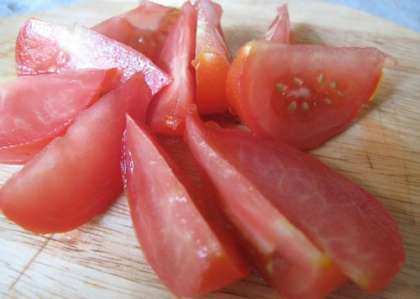 По данному рецепту в салат следует добавить помидоры, которые лучше всего нарезать дольками. При желании можно в салат добавить помидоры черри, которые имеют более сладкий и насыщенный вкус. Для любителей помидорных салатов, количество можно увеличить, вкус салат от этого совсем не испортится.