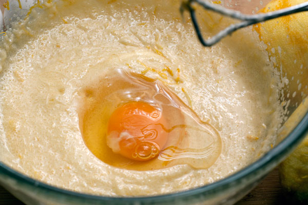 Яйца добавляйте по одному, продолжая взбивать. Яйца должны быть комнатной температуры, иначе они охладят масло и оно буде хуже взбиваться.