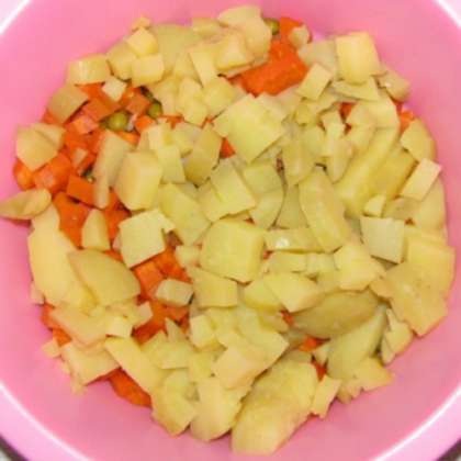 Пока варится курица, готовим овощи. Их нужно промыть и вместе с кожурой отварить. При этом картофель, морковь и яйца можно варить вместе. Как все закипит, нужно убавить огонь и варить в течение 7-10 минут яйца, в течение 15-25 минут морковь с картошкой. Готовые овощи и яйца нужно охладить и очистить аккуратно от кожуры.