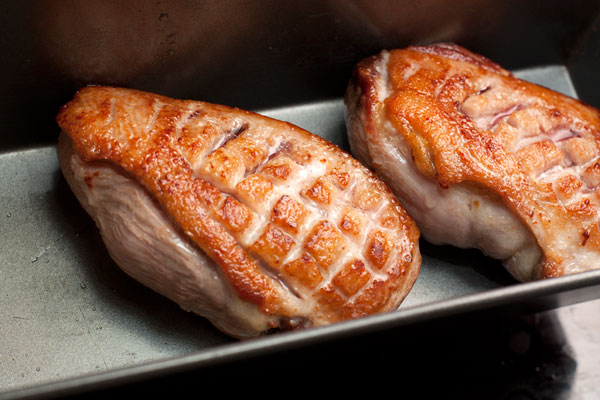 Обжаренное мясо переложите в подходящую емкость, накройте фольгой и поставьте в теплое место, чтобы грудки не остывали. В это время приготовьте соус.