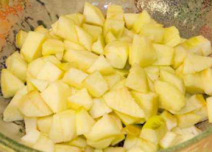 Яблоко помойте и очистите. Нарежьте кусочками (небольшими). Можете брать любое яблоко (на ваш вкус), только не очень сладкое.