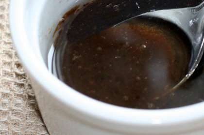 Соевый соус смешать с уксусной эссенцией, маслом (кунжутным, оливковым), сахаром (по вкусу).