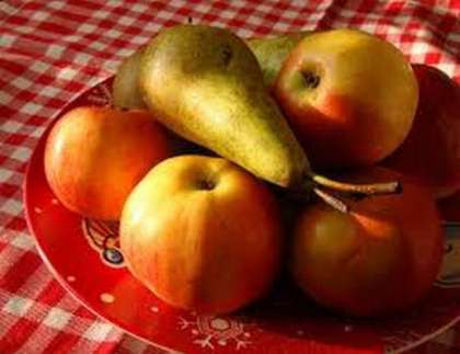 Пока овощи варятся можно взять яблоки и груши, вес которых также должен быть одинаков. Фрукты нужно очистить от кожуры, вынуть из них косточки и нарезать небольшими кубиками. Для того, чтобы в дальнейшем они не окрасились в цвет свеклы их нужно сбрызнуть лимонным соком.
