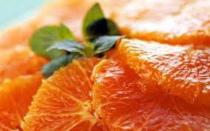 Апельсины необходимо очистить от кожуры и порезать на дольки, сделать это нужно аккуратно, так как в дальнейшем это будет украшение салата.