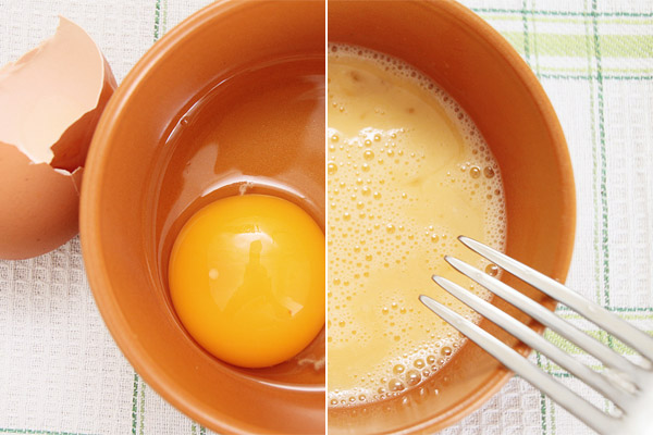 В небольшой миске взбейте вилкой яйцо.