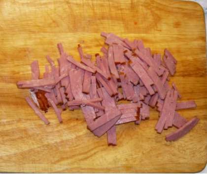 Приготовьте копченое мясо или ветчину. Порежьте это мясо на полоски.