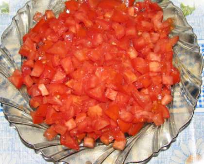 Вымытые и обсушенные помидоры нарежьте, как и лук кубиками.