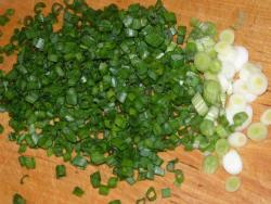 Пучок зеленого лука промойте под струей холодной воды. Обсушите бумажной салфеткой. Затем покрошите мелко зеленые перья. Оставьте немного нарезанного лука для украшения.