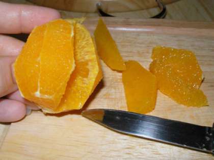 Апельсины вымойте. Обсушите. Затем очистите от кожуры и белых перегородок. Разделите на дольки апельсин, а затем с каждой дольки снимите аккуратно шкурочку.