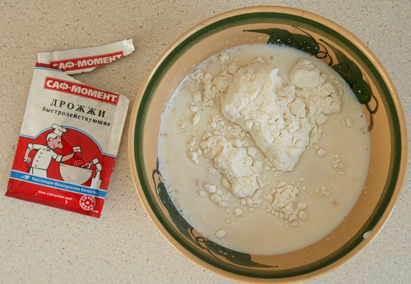 Подогреваем молоко, добавляем сахар, дрожжи и примерно 2 ст.ложки муки, замешиваем тесто с консистенцией как жидкая сметана.
