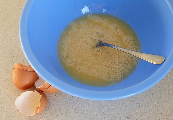 Соединяем яйца, сахар, соль и растительное масло в посуде, в которой будем замешивать тесто. Всё хорошенько перемешиваем.