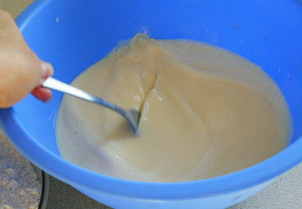 Подогреваем молоко , вливаем в него опару, перемешиваем и соединяем с яично-масляной смесью.