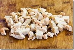 Мясо курицы помойте. Сварите куриное филе в слегка соленой воде. Готовое и остывшее филе порежьте на кубики.