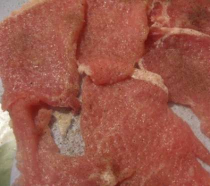 Мясо (свинину) вымойте и обсушите. Порежьте на кусочки средней толщины (не сильно толсто). Затем каждый кусочек слегка отбейте молоточком. Посолите затем, и поперчите.