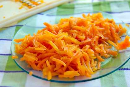 Морковь помойте. Отварите морковь до готовности. Охладите. Снимите потом с нее шкурку и натрите на терке. Приготовьте кусок сыра твердого, натрите его также.