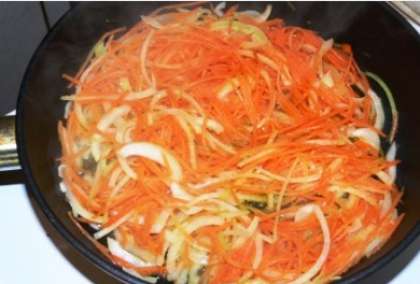 Морковь почистите и вымойте. Обсушите хорошо. Затем возьмите терку и натрите на ней морковь. Лук почистите и помойте. Обсушите. Потом нужно порезать луковицу полукольцами. Поставьте сковороду на плиту. Затем налейте  туда растительное масло. Положите лук, и обжарьте его десять минут, пока он не станет золотистого цвета. Потом положите морковь, и припустите. Растительного масла берите больше, оно будет заправкой и пойдет в салат.