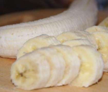 Бананы вымойте. Снимите с них кожуру и нарежьте кружочками. Выбирайте бананы спелые, однако не перезревшие, иначе их будет трудно резать.